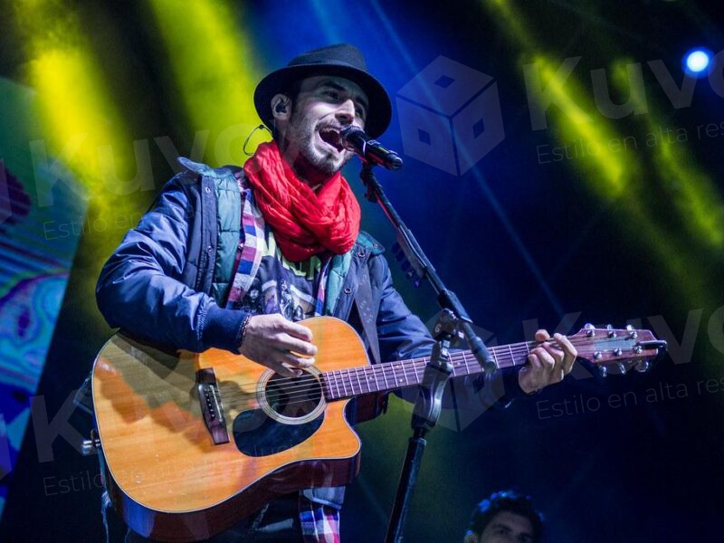 Cantante con guitarra