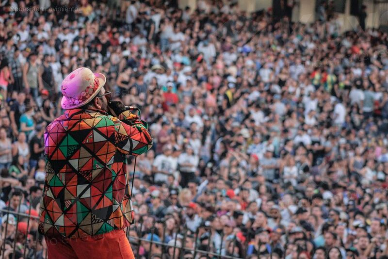 Singer with his back turned
