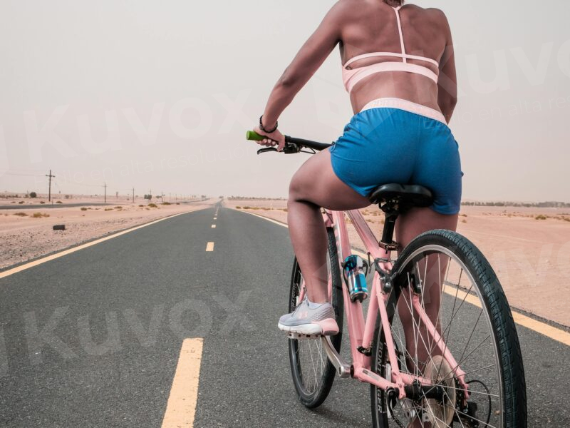 Ciclista de espaldas en carretera