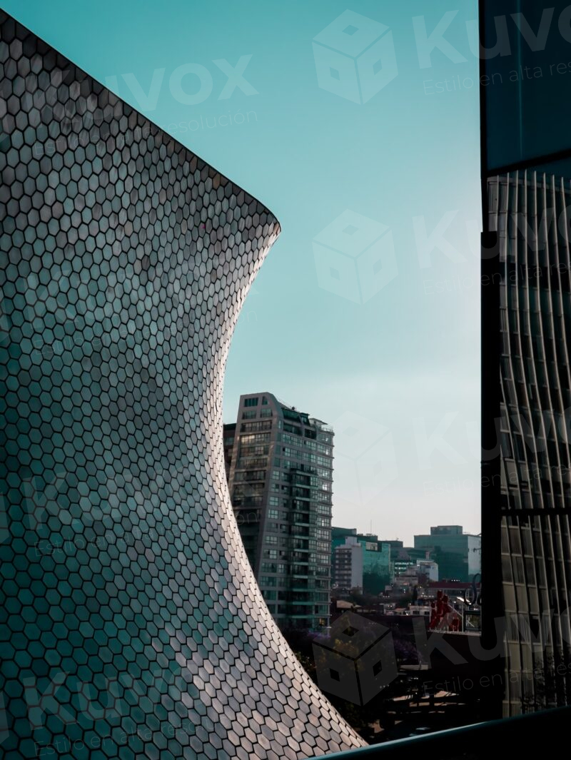 Ciudad bajo cielo celeste
