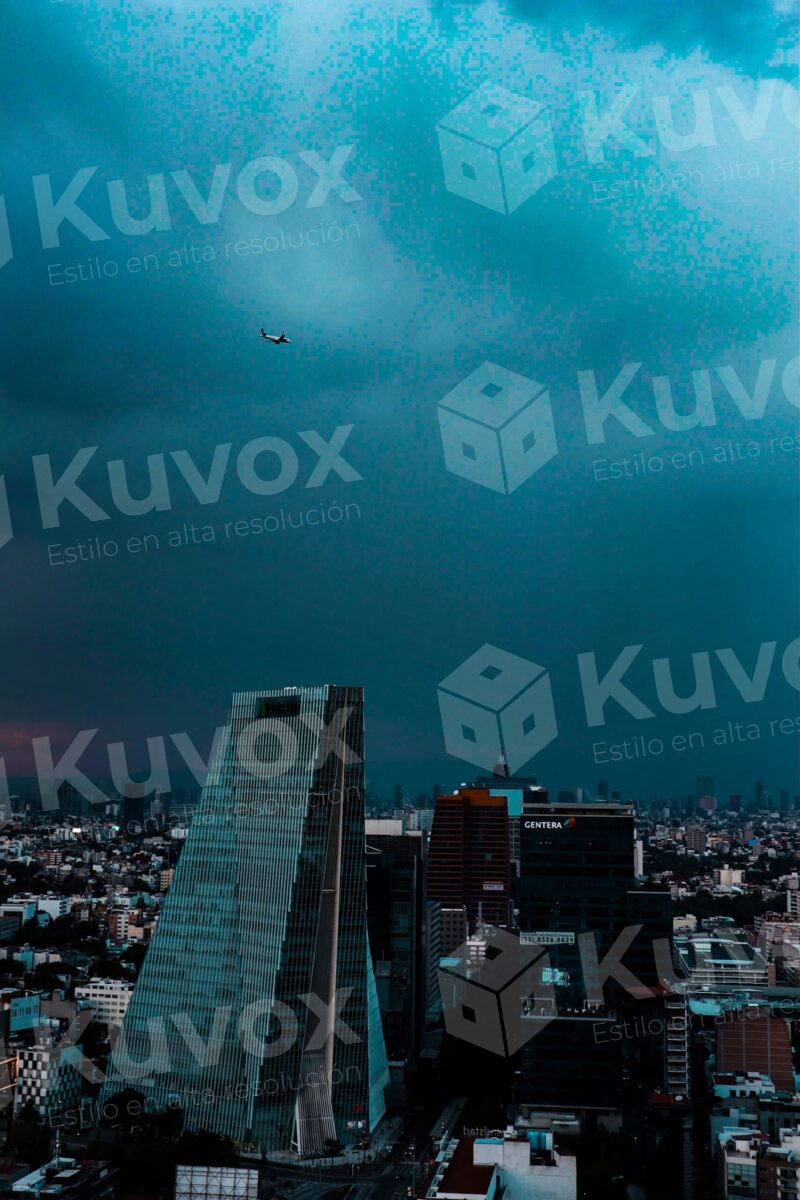 Ciudad bajo el cielo nublado