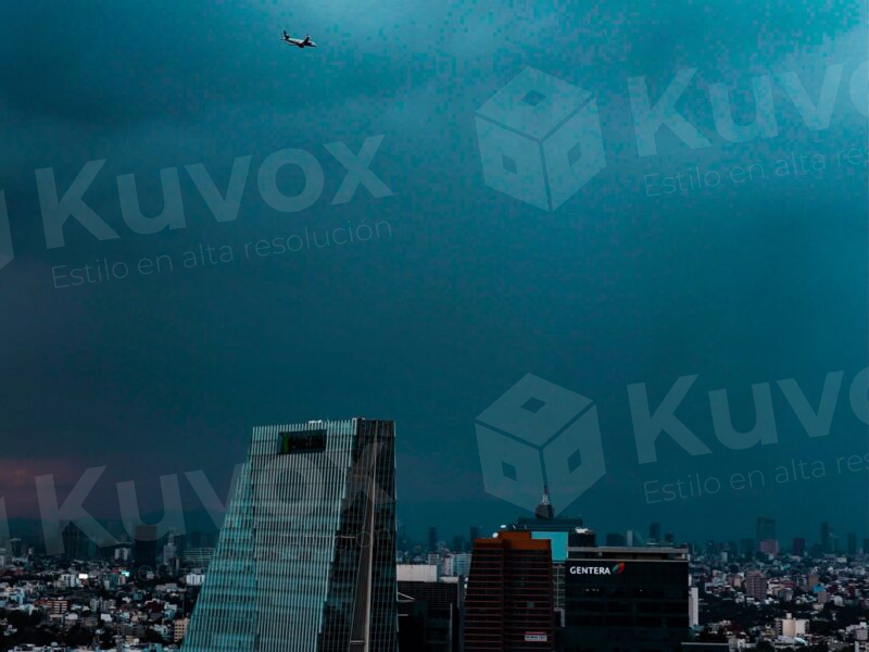 Ciudad bajo el cielo nublado