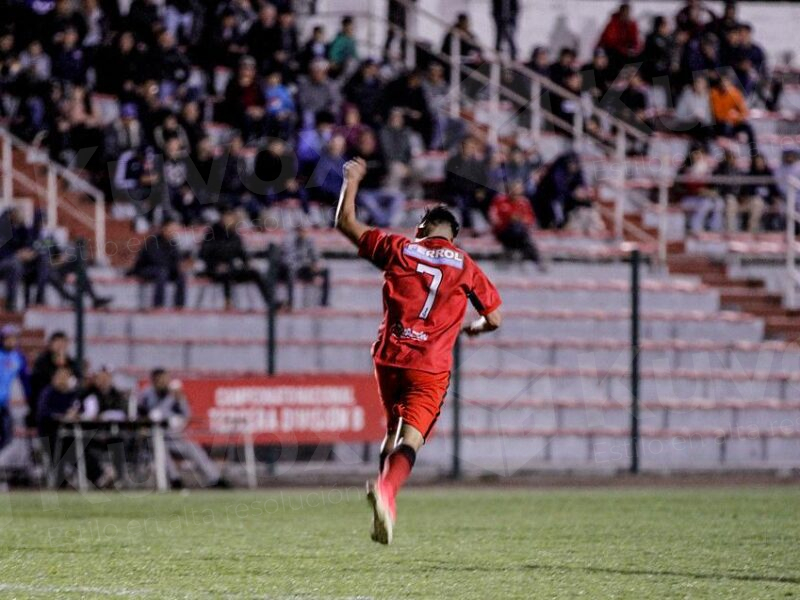 Futbolista de espaldas corriendo