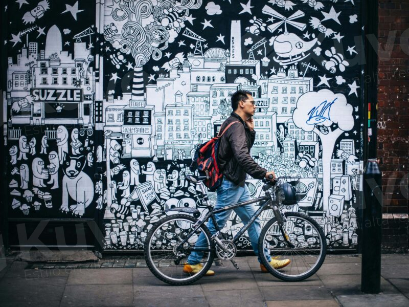 Hombre con bicicleta hablando por teléfono