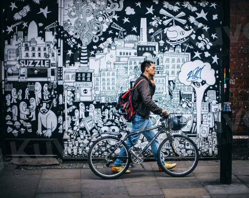 Hombre con bicicleta hablando por teléfono