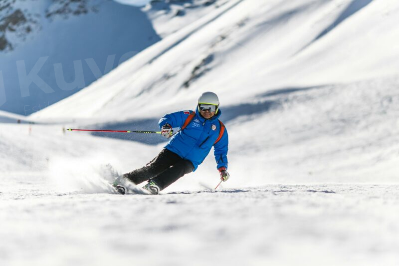 Hombre esquiando en nieve