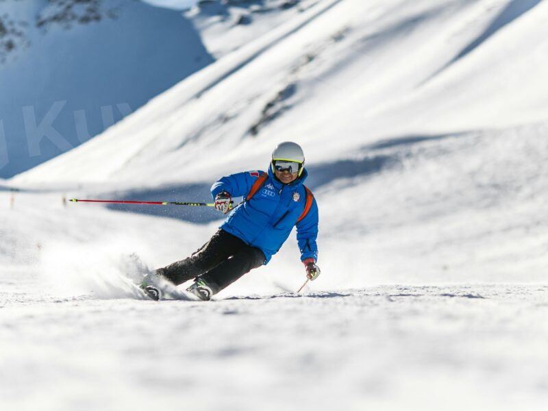 Hombre esquiando en nieve