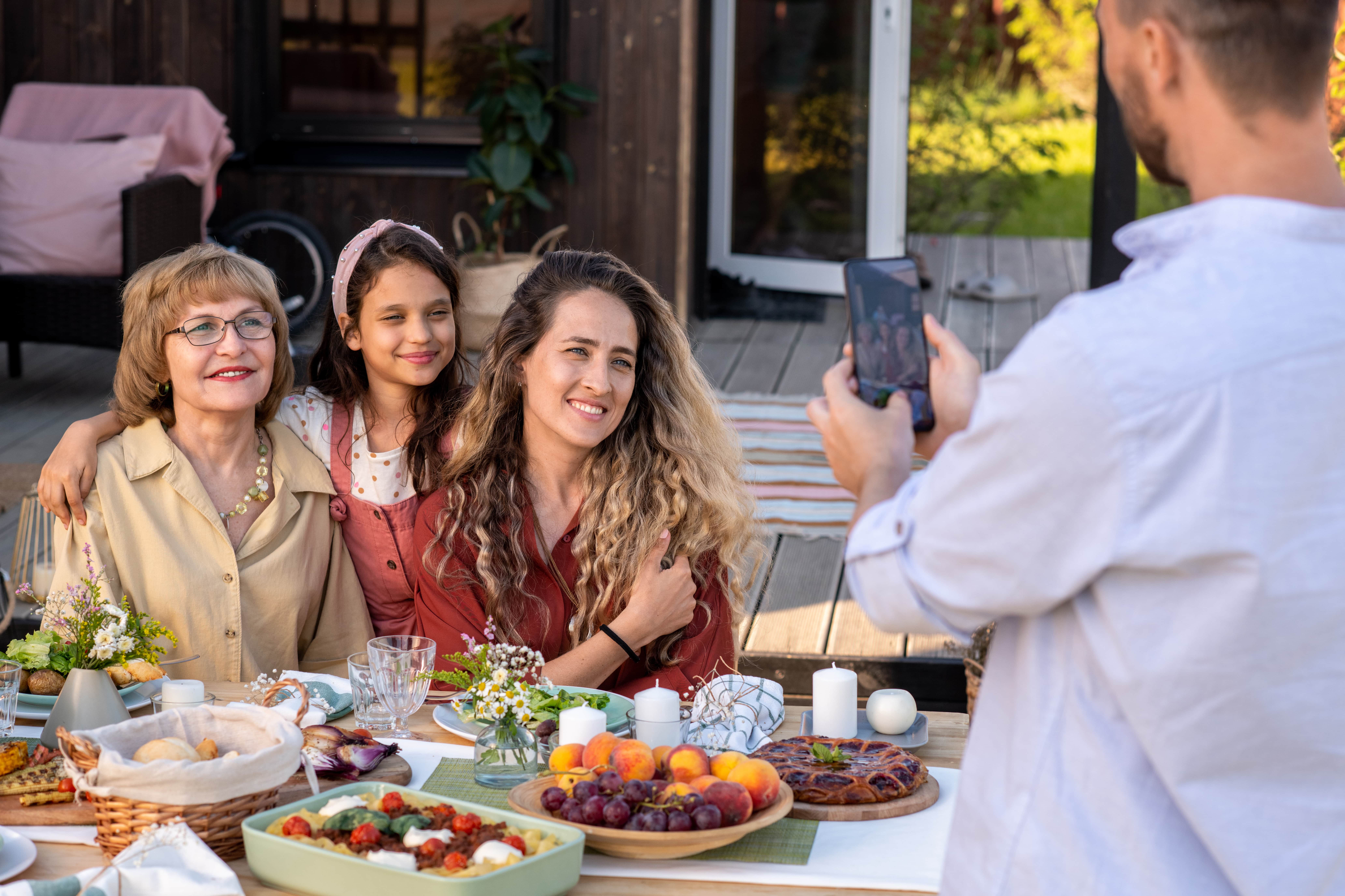 Hombre fotografiando familia de mujeres