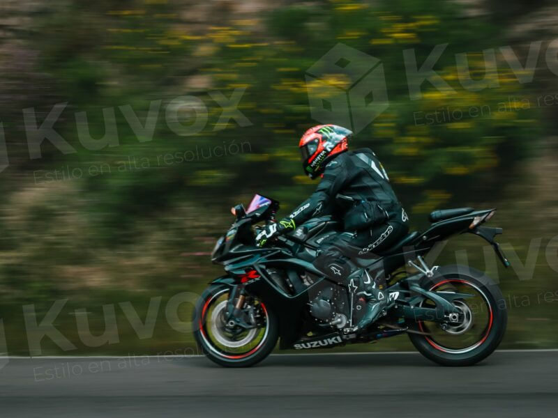 Hombre motociclista en velocidad