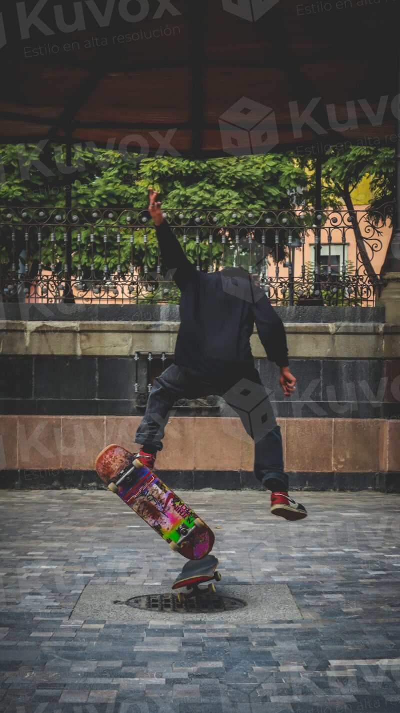Hombre practicando skate de espaldas