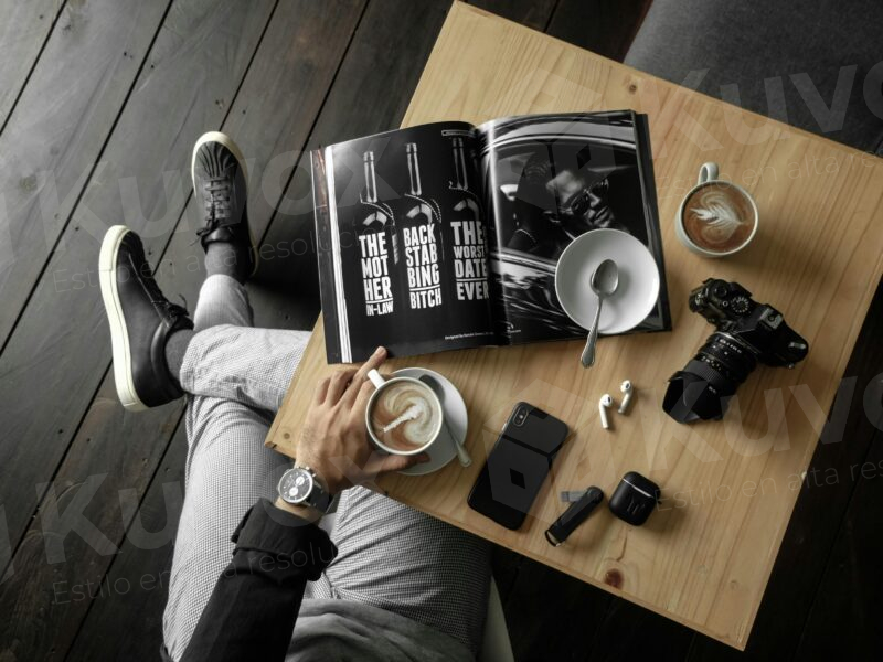 Mano masculina con accesorios en mesa de café