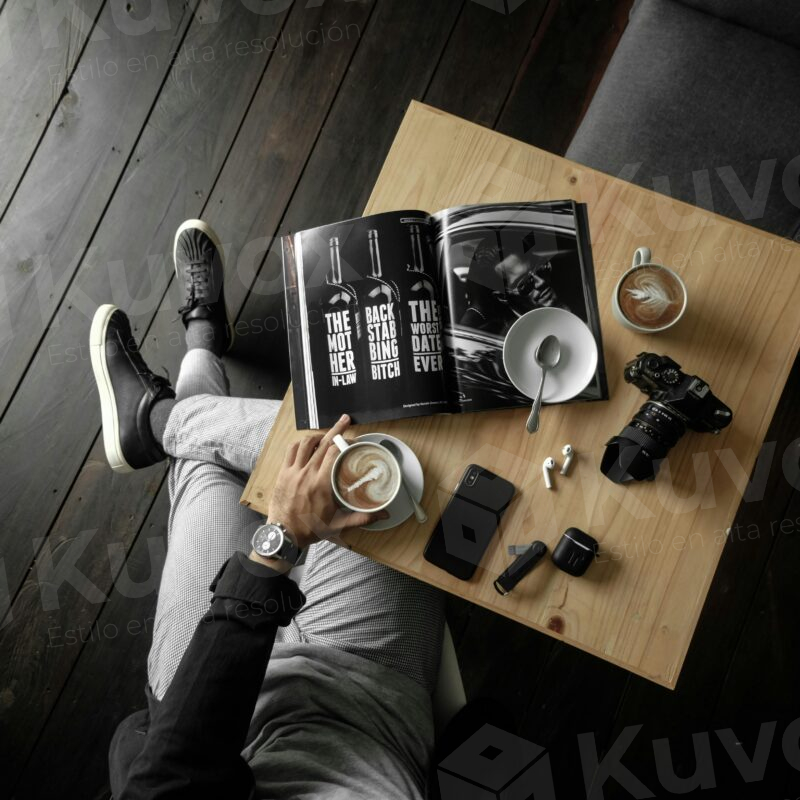Mano masculina con accesorios en mesa de café