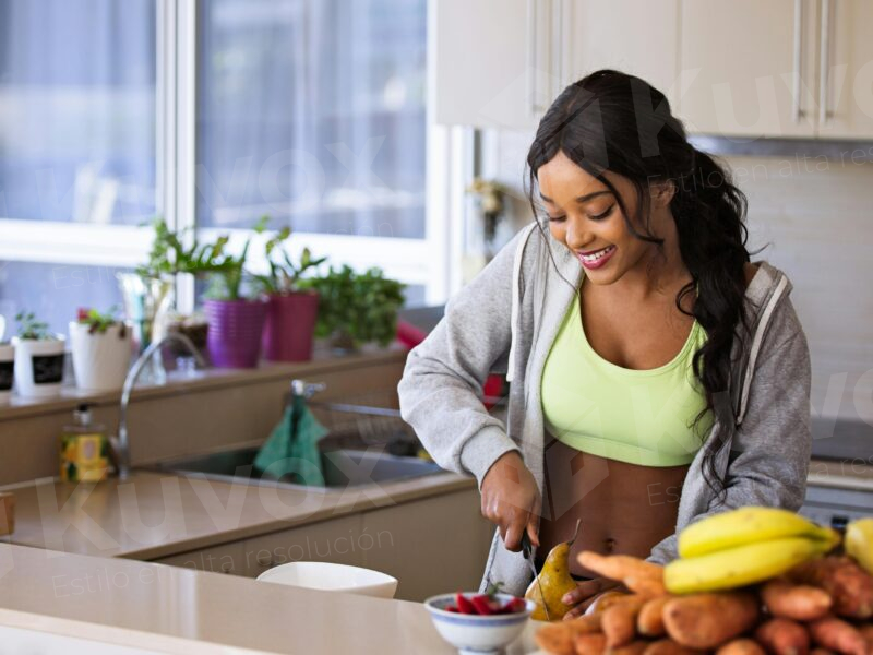 Mujer cocinando desayuno