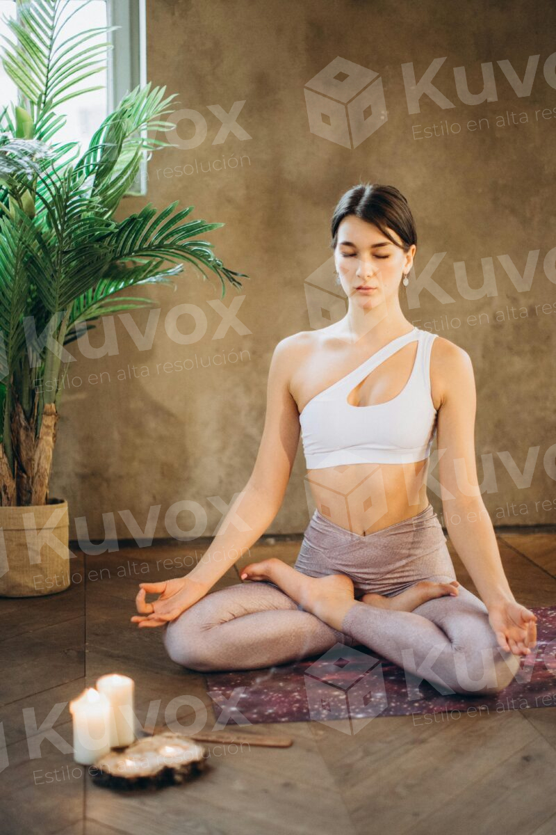 Mujer joven meditando