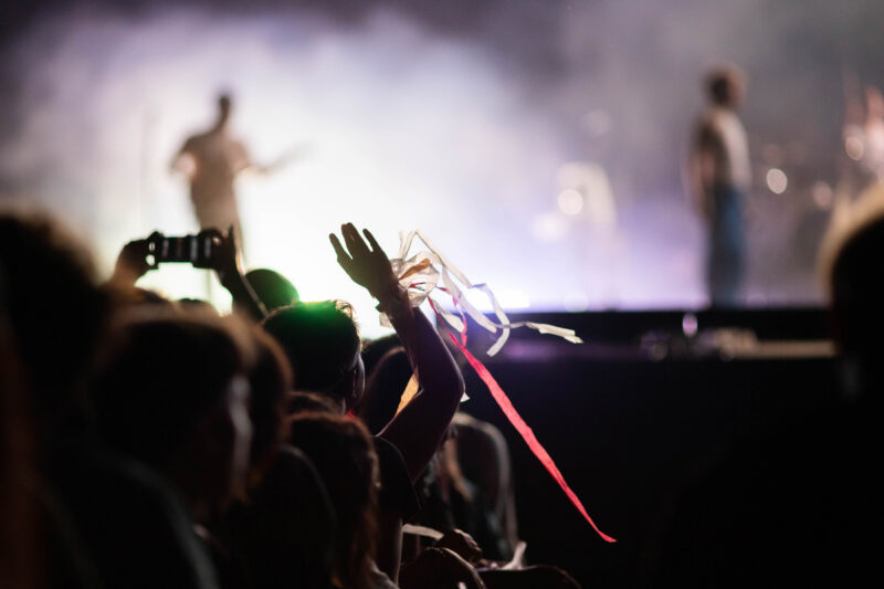 Multitud en concierto nocturno