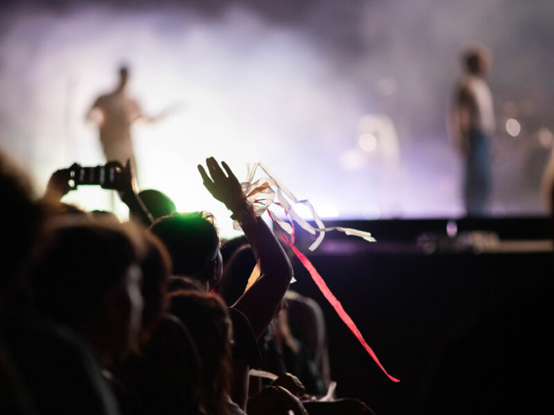 Multitud en concierto nocturno