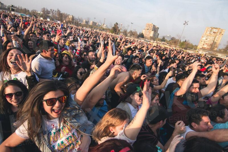 Personas en concierto