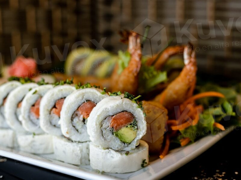 Sushi de salmón con queso