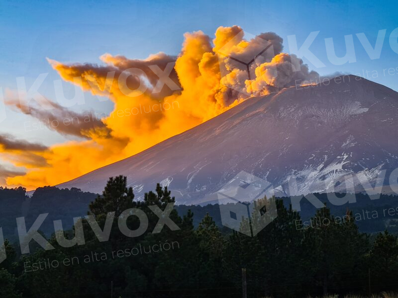 Volcán con nubes