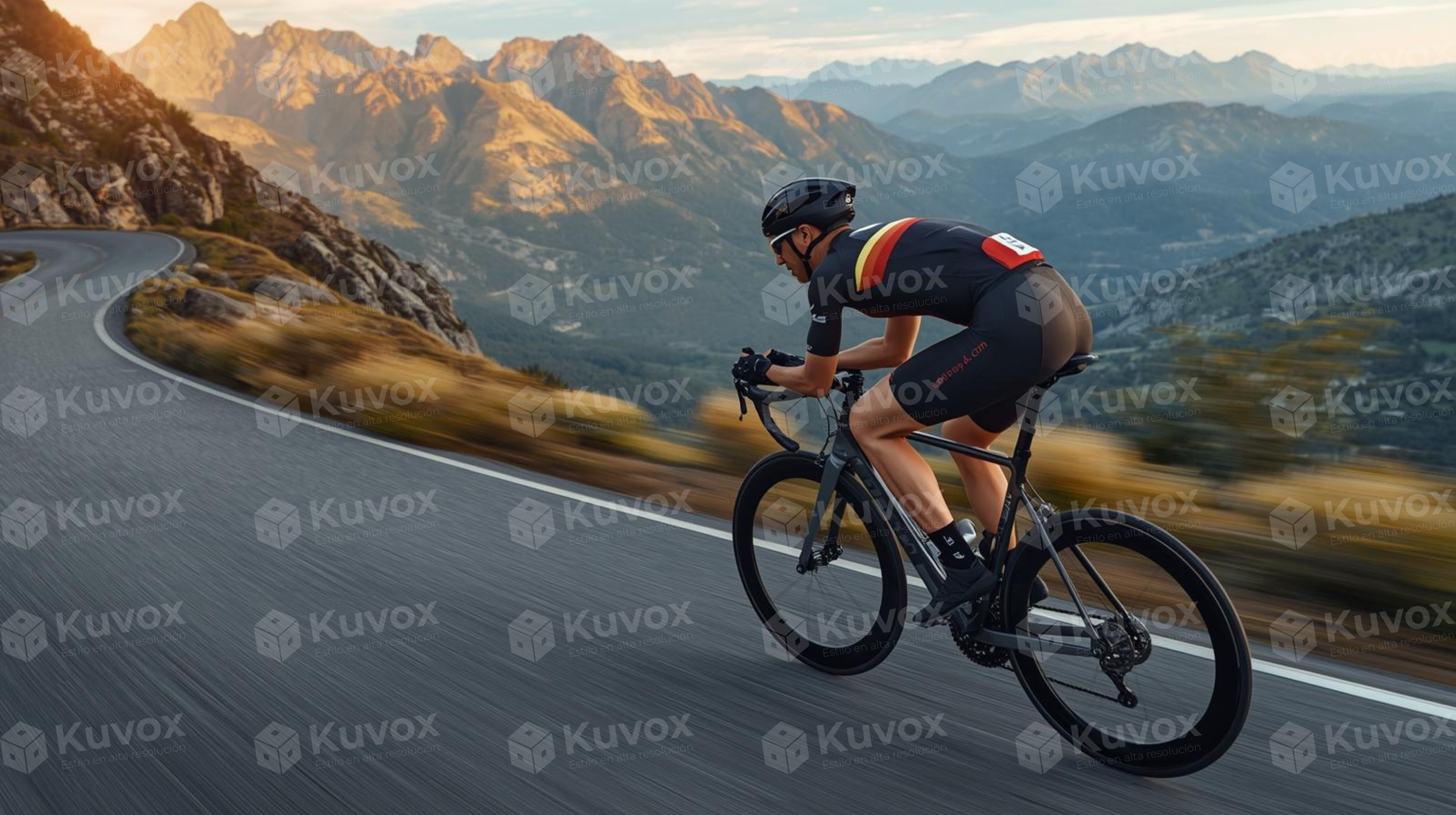 Ciclista en carretera de montaña
