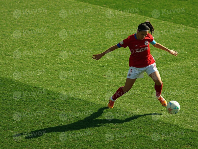 Jugadora de fútbol pateando el balón