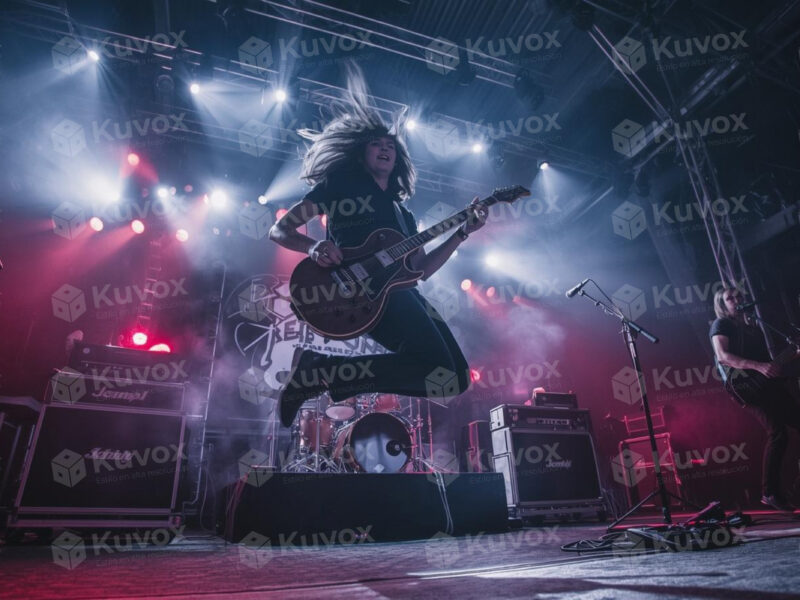 Guitarrista saltando en el escenario