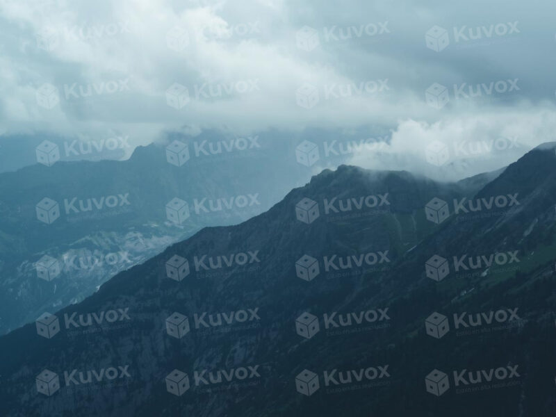 Montañas entre nubes